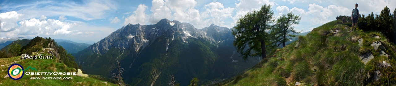 110 Panoramica in cresta verso la Valcanale....jpg